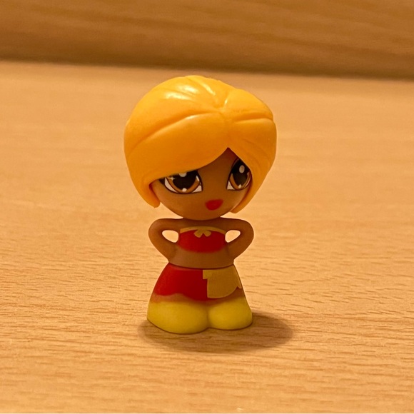 RARE Gift ‘Ems Girl Figure Spain Latina W Blonde Bob Hair Haircut Red and Yellow - Picture 1 of 4